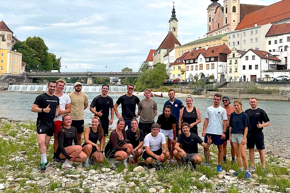 Steyr Connect & Move Laufgruppe gemeinsam am Fluss in Steyr